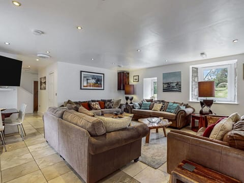 Furniture, Couch, Living Room, Interior Design, Floor, Room, Home, Flooring, Ceiling