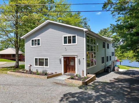 Front of house - Flat driveway and 1 step entrance