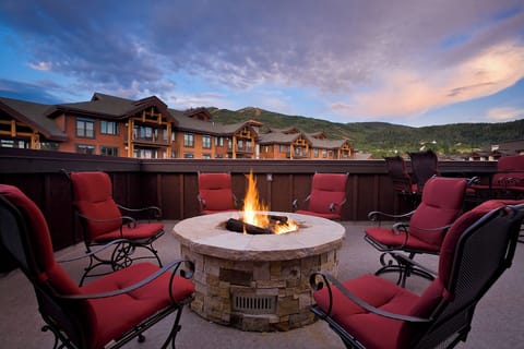 Settle into plush seating around the crackling fire pit as twilight paints the mountain sky. This inviting outdoor lounge is your perfect spot for stories, s'mores, and starlit evenings.