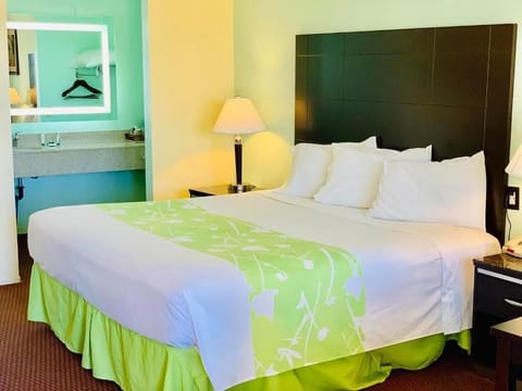 Standard Room, 1 Queen Bed, Non Smoking (No Pets) | Iron/ironing board, bed sheets