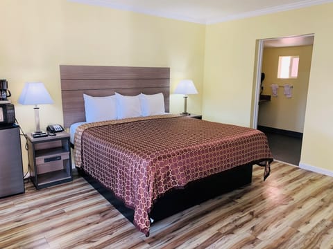 Standard Room, 1 King Bed, Non Smoking (No Pets) | Iron/ironing board, bed sheets