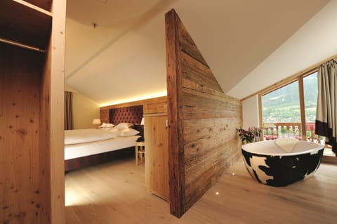 Junior Suite (Honeymoon) | Living area | Flat-screen TV, MP3 dock