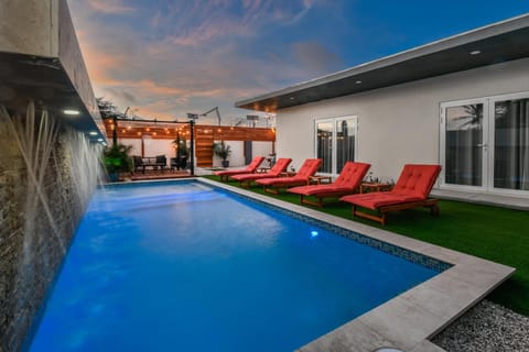 3BR2BA Home w/Private Pool & BBQ in Great Location (40192)