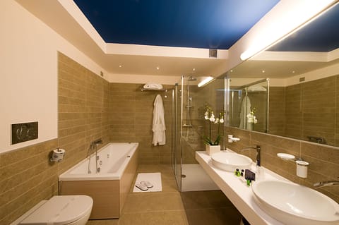Junior Suite | Bathroom | Free toiletries, hair dryer, slippers, bidet