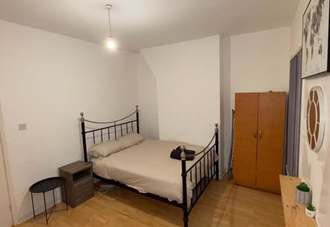 2 bedrooms, iron/ironing board, WiFi (free)