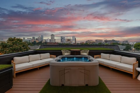 Enjoy morning coffee, a glass of wine, or a game of Connect Four while taking in views of the Nashville skyline from the private rooftop. Designed for both relaxing and entertaining, the rooftop features a hot tub, lounge seating & a high-top table.