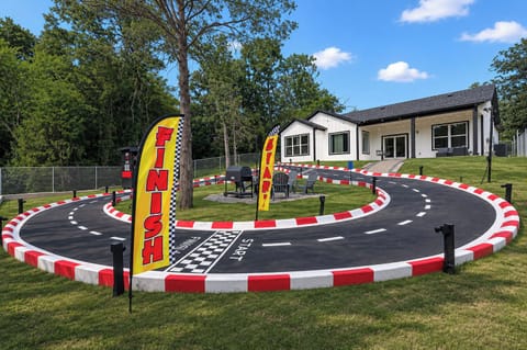 ➤ Best family vacation rental near Cedar Creek Lake with a game room & backyard