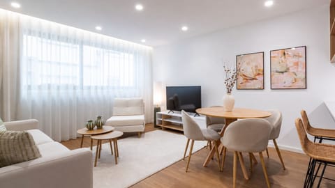 This spacious and bright open-plan area combines comfortable living with a dedicated dining space and a fully equipped kitchenette, ideal for relaxing, dining, and entertaining. #SpaciousLiving #DiningArea #ModernKitchenette #BrightAndAiry #SocialSpace