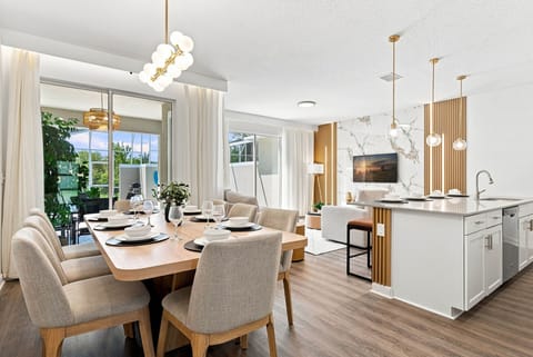 Villa (4 Bedrooms) | Dining room