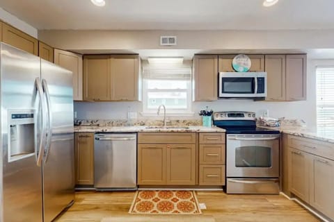 House, Multiple Beds (The Breeze) | Private kitchen | Toaster, cookware/dishes/utensils