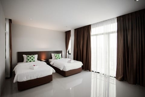 Standard Twin Room | Desk, blackout drapes, free WiFi