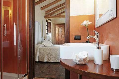 Double Room, Ensuite | Bathroom | Free toiletries, hair dryer, bidet, towels