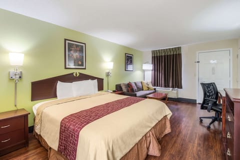 Standard Room, 1 King Bed, Non Smoking | Desk, blackout drapes, iron/ironing board, free WiFi