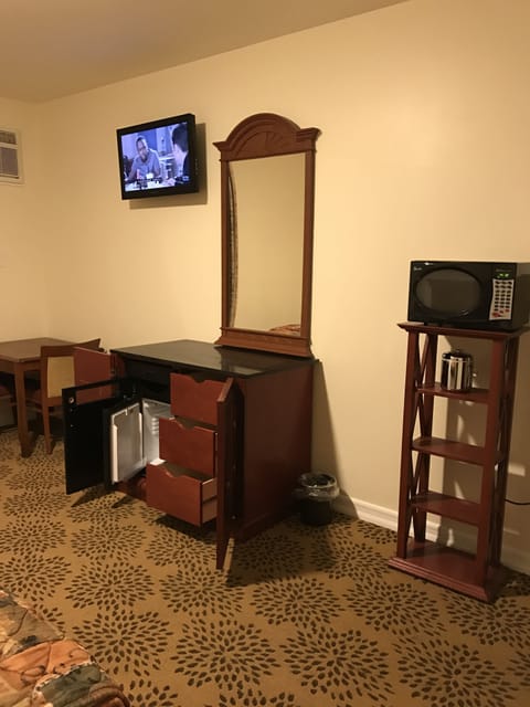 Family Room, 2 Queen Beds | Room amenity