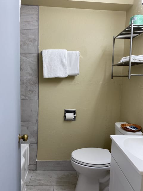 Standard Room, 1 King Bed, Non Smoking | Bathroom | Combined shower/tub, free toiletries, hair dryer, towels