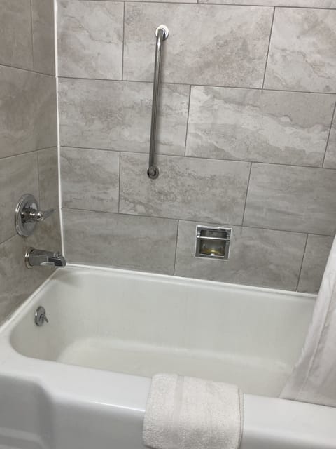 Combined shower/tub, free toiletries, hair dryer, towels
