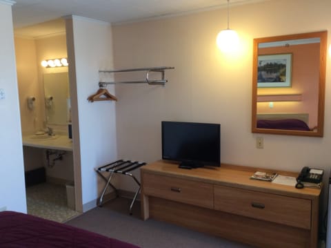 Standard Room, 1 Queen Bed (Non smoking, No pets) | Desk, free WiFi, bed sheets