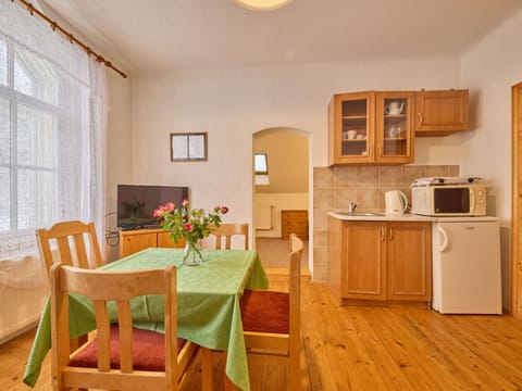 Furniture, Table, Cabinetry, Property, Flower, Chair, Countertop, Wood, Interior Design, Kitchen Appliance