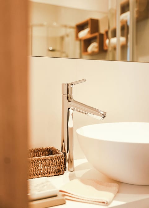 Double Room | Bathroom | Shower, hair dryer, towels, shampoo