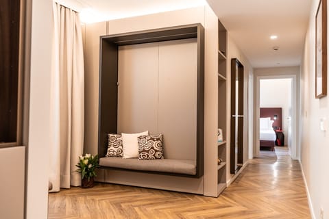 Suite | Living area | 40-inch Smart TV with satellite channels