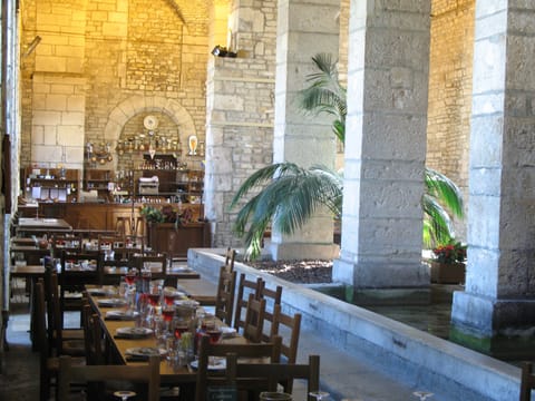 Lunch and dinner served, French cuisine