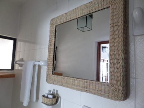 Shower, free toiletries, towels