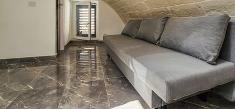 Suite, Balcony | Living area