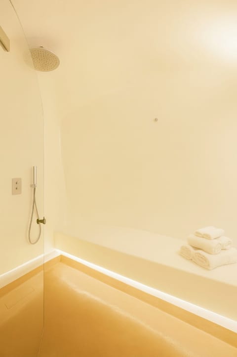 9 Deluxe Cliff Cave Suite (Indoor Massage Pool) | Bathroom | Shower, designer toiletries, hair dryer, bathrobes