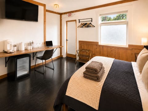 Deluxe Studio Suite | Desk, laptop workspace, blackout drapes, WiFi (free)