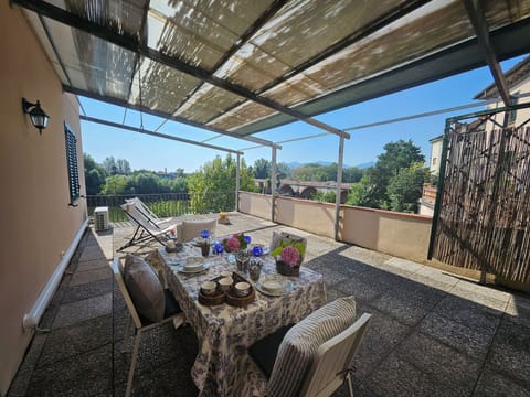 Furniture, Chair, Shade, Outdoor Furniture, Outdoor Table, Balcony, Kitchen & Dining Room Table, Outdoor Structure, Houseplant, Patio