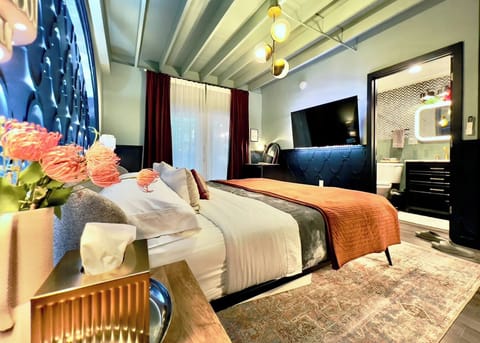 King bed, 55 inch TV, private entrance, in a boutique hotel setting, walk to Wilton Drive. Mini fridge, coffee, tea.
