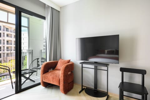 Superior Apartment, Balcony, Courtyard View | Living area | Books