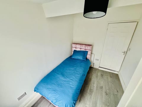 4 bedrooms, WiFi (free), bed sheets
