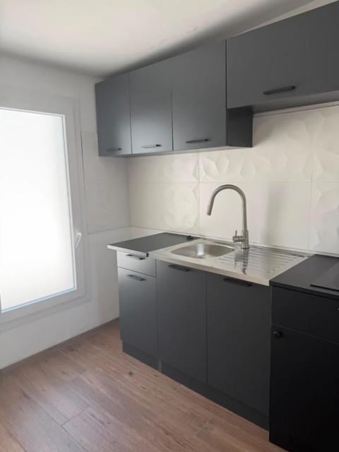 Deluxe Double Room | Private kitchen | Freezer