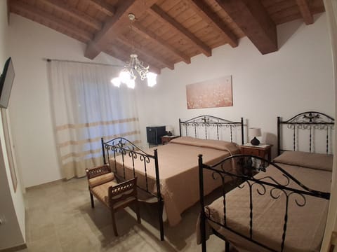 Comfort Triple Room, Patio, Mountain View | WiFi (free)