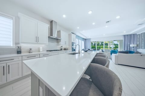 House, Multiple Beds, Pool View (BD018E-The MajesticBear's Den Mansion) | Private kitchen