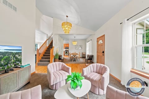 Dinner for the whole crew: the main table is set for eight under the fringe pendant, with the breakfast bar and the nook a few steps away for everyone else.