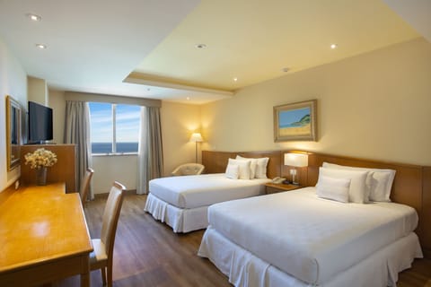 Superior Executivo Family Plan | Minibar, in-room safe, desk, laptop workspace