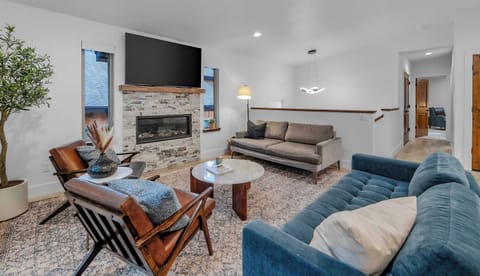 House, Multiple Beds, Fireplace, Mountain View (Margaret Manor) | Living area
