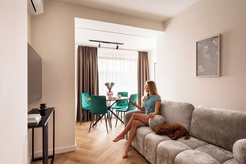 Salon stanowi komfortową strefę wypoczynku i relaksu. Znajduje się w nim wygodna sofa oraz telewizor Smart TV, idealny do wieczornego odpoczynku po dniu spędzonym poza apartamentem. 