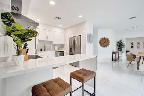Bright Open-Concept Kitchen with Modern Finishes