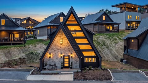 Guest-loved details: clean new cabin, close to the Parkway, family-friendly layout, hot tub, sauna, games, coffee bar, and responsive hosting.