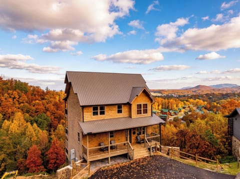 Cozy mountain cabin with porch views and stunning autumn scenery