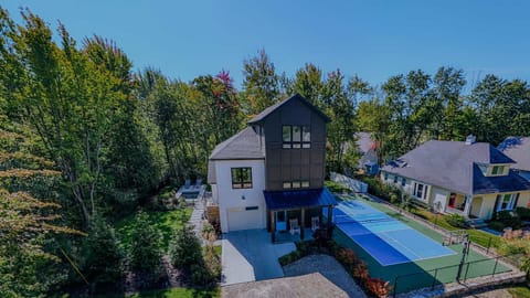 Welcome to Urban Escape!  You'll enjoy a private pickleball court, year-round pool/hot tub combo, basketball, fire pit, beach access via electric tram plus many more amenities!