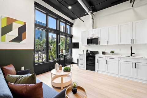 🎨 Bold artwork and olive accents give this studio a distinctive character—an open living and kitchen space designed to feel like home.