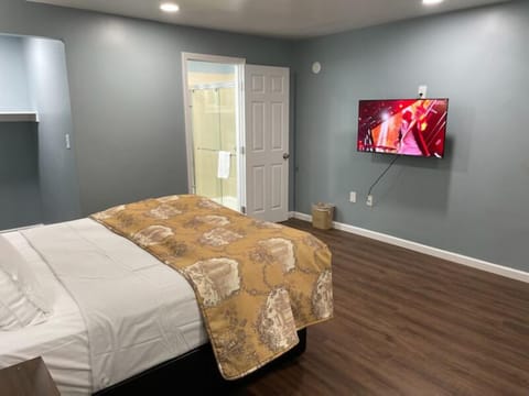 Queen Bed, Non-Smoking | Desk, soundproofing, iron/ironing board, free WiFi