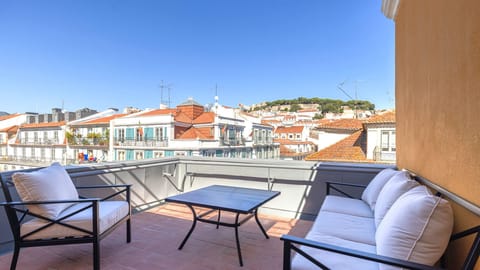Your private Lisbon hideaway, with a sunny terrace overlooking the city’s iconic rooftops and São Jorge Castle.
#LisbonViews #PrivateTerrace #CastleView #Chiado #LisbonStay