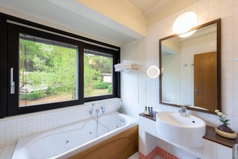 Ecolodge Deluxe Suite | Bathroom | Free toiletries, hair dryer, bidet, towels