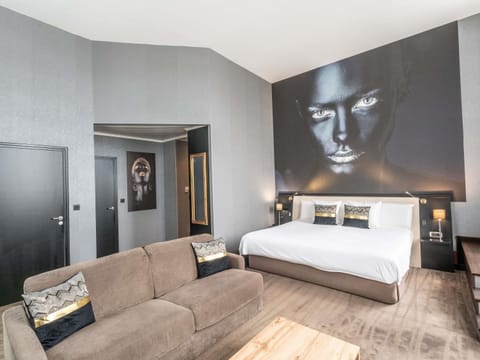 Suite, 1 King Bed | In-room safe, desk, blackout drapes, soundproofing