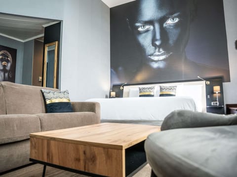 Suite, 1 King Bed | In-room safe, desk, blackout drapes, soundproofing